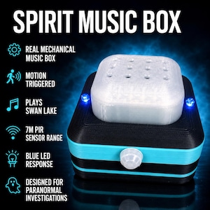 Puede incluir: Una caja de música cuadrada negra y turquesa con una parte superior blanca translúcida, dos luces LED azules y un sensor de movimiento. El texto dice: SPIRIT MUSIC BOX, REAL MECHANICAL MUSIC BOX, MOTION TRIGGERED, PLAYS SWAN LAKE, 7M PIR SENSOR RANGE, BLUE LED RESPONSE, DESIGNED FOR PARANORMAL INVESTIGATIONS.