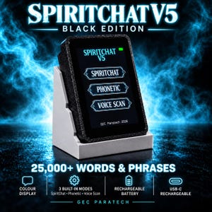 以下が含まれることがあります： SpiritChat V5 Black Editionは、黒いテクスチャ加工のフレームを持つ長方形の電子機器で、ライトグレーのスタンドに置かれています。画面にはSpiritChat V5、SpiritChat、Phonetic、Voice Scanというテキストが表示され、下部にはGEC Paratech 2026と記載されています。