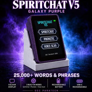 Könnte beinhalten: Ein violettes SpiritChat V5-Gerät in einem weißen Ständer mit einem digitalen Bildschirm, der die Modi SpiritChat, Phonetic und Voice Scan anzeigt. Der Text lautet 25.000+ Words & Phrases, GEC Paratech 2026, mit Symbolen für Farbdisplay, 3 Modi, Akku und USB-C.