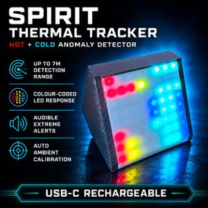 Könnte beinhalten: Ein Spirit Thermal Tracker Heiß- und Kalt-Anomaliedetektor mit schwarzem dreieckigem Gehäuse und einer Frontplatte mit roten, gelben und blauen LED-Lichtern. Der Text umfasst "Spirit Thermal Tracker", "Up to 7m detection range" und "USB-C rechargeable".