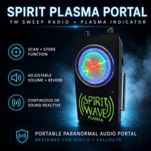 Może przedstawiać: Czarne urządzenie Spirit Plasma Portal z radiem FM i wskaźnikiem plazmowym. Jednostka posiada okrągły wyświetlacz plazmowy, boczną antenę oraz zielony napis Spirit Wave Plasma. Funkcje obejmują skanowanie, regulację głośności, pogłos i reakcję na dźwięk.