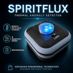 Puede incluir: Un detector de anomalías térmicas Spiritflux cuadrado con parte superior negra, lados blancos y una luz circular azul brillante. El dispositivo cuenta con un interruptor LNH, tres modos de sensibilidad y es recargable. El texto incluye Spiritflux, Thermal Anomaly Detector y Advanced Paranormal Technology.