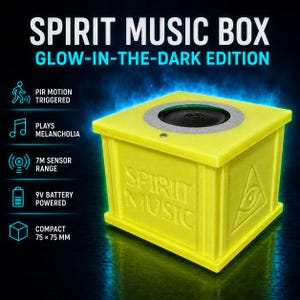 Könnte beinhalten: Eine gelbe, quadratische Spirit Music Box Glow-in-the-Dark Edition mit einem runden Lautsprecher auf der Oberseite. Die Seite zeigt den geprägten Text Spirit Music und ein Auge-im-Dreieck-Symbol. Die Funktionen umfassen: PIR-bewegungsmelder, spielt Melancholia, 7 m Sensorreichweite, 9 V Batteriebetrieb und kompakte 75 x 75 mm.