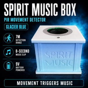Puede incluir: Una caja de música cuadrada de color azul claro etiquetada como SPIRIT MUSIC con un detector de movimiento PIR. Incluye un rango de detección de 7m, un clip de música de 8 segundos y funciona con una batería de 9V. La parte superior es blanca.