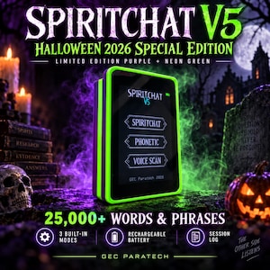 以下が含まれることがあります： 紫とネオングリーンのSpiritChat V5 Halloween 2026 Special Editionデバイス。画面にはSpiritChat V5のロゴ、SpiritChat、Phonetic、Voice Scanのメニューオプション、およびGEC Paratech 2026のテキストが表示されています。25,000以上の単語とフレーズ、3つの内蔵モード、充電式バッテリー、セッションログを備えています。