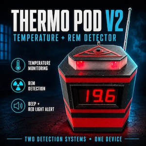 Puede incluir: El Thermo Pod V2 es un dispositivo hexagonal negro y rojo con una pantalla digital que muestra 19.6, una antena en la parte superior y un símbolo de ojo triangular rojo. Incluye monitoreo de temperatura, detección REM y alerta sonora y visual.