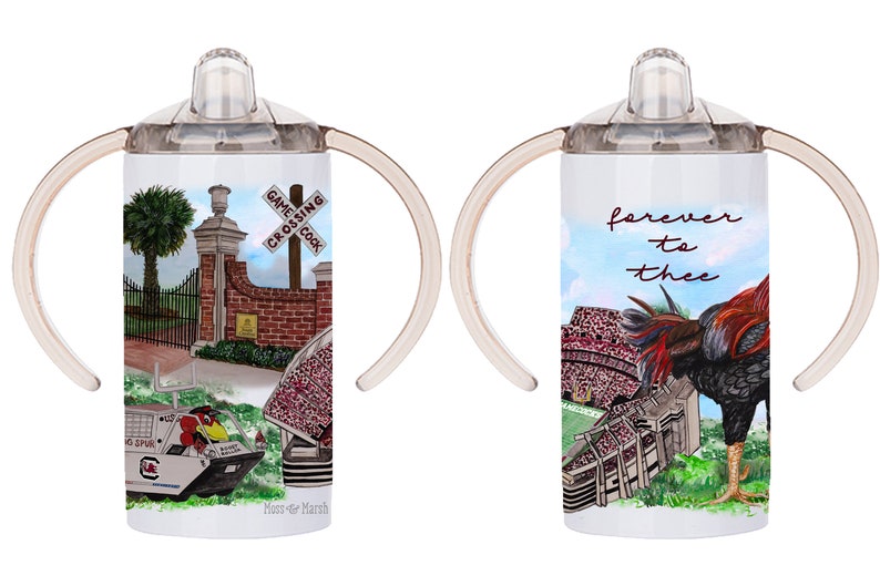 Puede incluir: Dos vasos de acero inoxidable con asas. El vaso de la izquierda tiene un dise&ntilde;o de un estadio de f&uacute;tbol, una mascota de gallo de pelea y un letrero que dice "Gamecock Crossing". El vaso de la derecha tiene un dise&ntilde;o de un estadio de f&uacute;tbol y una mascota de gallo de pelea con las palabras "Forever to Thee".