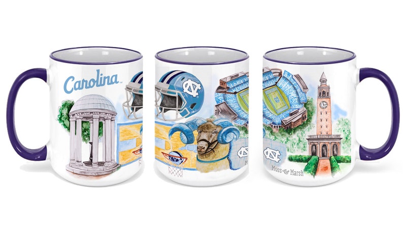 Puede incluir: Tres tazas de caf&eacute; de cer&aacute;mica blanca con borde y asa azules. Cada taza presenta una ilustraci&oacute;n diferente de la Universidad de Carolina del Norte en Chapel Hill. La primera taza presenta el Old Well, la segunda taza presenta un casco de f&uacute;tbol americano, un aro de baloncesto, un carnero y el logotipo de la UNC, y la tercera taza presenta el Kenan Stadium, la Torre del Reloj y el texto "Morehead & Marsh".