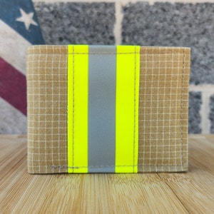 Cartera de cuero reflectante de dos pliegues amarilla para bomberos con personalización opcional