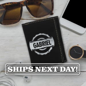 Carteras de tres pliegues personalizadas para hombres - Cartera de tres pliegues de cuero con monograma - Cartera para padrinos de boda - Cartera de tres pliegues grabada personalizada