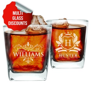 Peut inclure: Deux verres &agrave; whisky en verre transparent avec un design personnalis&eacute;. Le verre &agrave; whisky de gauche porte le nom "WILLIAMS" grav&eacute;. Le verre &agrave; whisky de droite porte un blason avec la lettre "H" et le nom "HUNTER" grav&eacute;.