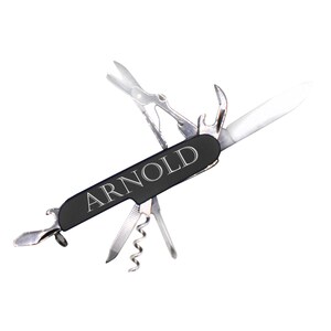 Puede incluir: Un cuchillo multiusos de bolsillo negro con una hoja plateada y varias herramientas. El cuchillo tiene el nombre "ARNOLD" grabado en el mango.