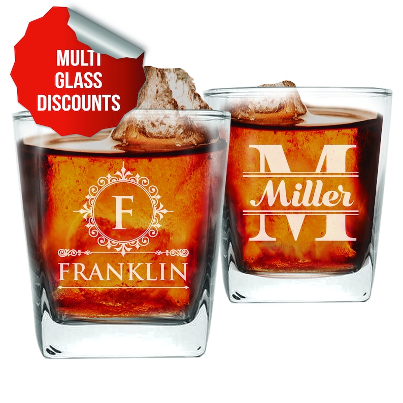Peut inclure: Deux verres &agrave; whisky carr&eacute;s personnalis&eacute;s avec un monogramme et un nom. Le verre de gauche a un motif en spirale d&eacute;coratif avec la lettre "F" et le nom "FRANKLIN". Le verre de droite a la lettre "M" et le nom "Miller".