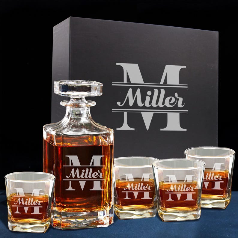 Peut inclure: Une carafe en verre transparent et quatre verres &agrave; whisky assortis remplis d'un liquide ambr&eacute;. Chaque pi&egrave;ce pr&eacute;sente une gravure avec une grande lettre M et le nom Miller. Une bo&icirc;te cadeau noire &agrave; l'arri&egrave;re affiche le m&ecirc;me logo M et Miller.
