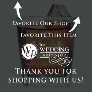 Op de afbeelding: Een helder glas met een bruine vloeistof erin. Het glas heeft een wit logo met de tekst "The Wedding Party Store" met een wapen en de letters "WP" in een cirkel. De tekst "Thank You For Shopping With Us!" staat onder het logo gedrukt. Twee witte pijlen wijzen naar het glas, met de tekst "Favorite Our Shop" en "Favorite This Item" boven de pijlen.