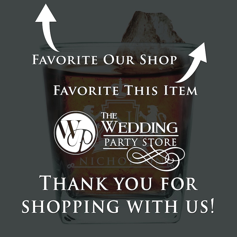 Op de afbeelding: Een helder glas met een bruine vloeistof erin. Het glas heeft een wit logo met de tekst "The Wedding Party Store" met een wapen en de letters "WP" in een cirkel. De tekst "Thank You For Shopping With Us!" staat onder het logo gedrukt. Twee witte pijlen wijzen naar het glas, met de tekst "Favorite Our Shop" en "Favorite This Item" boven de pijlen.