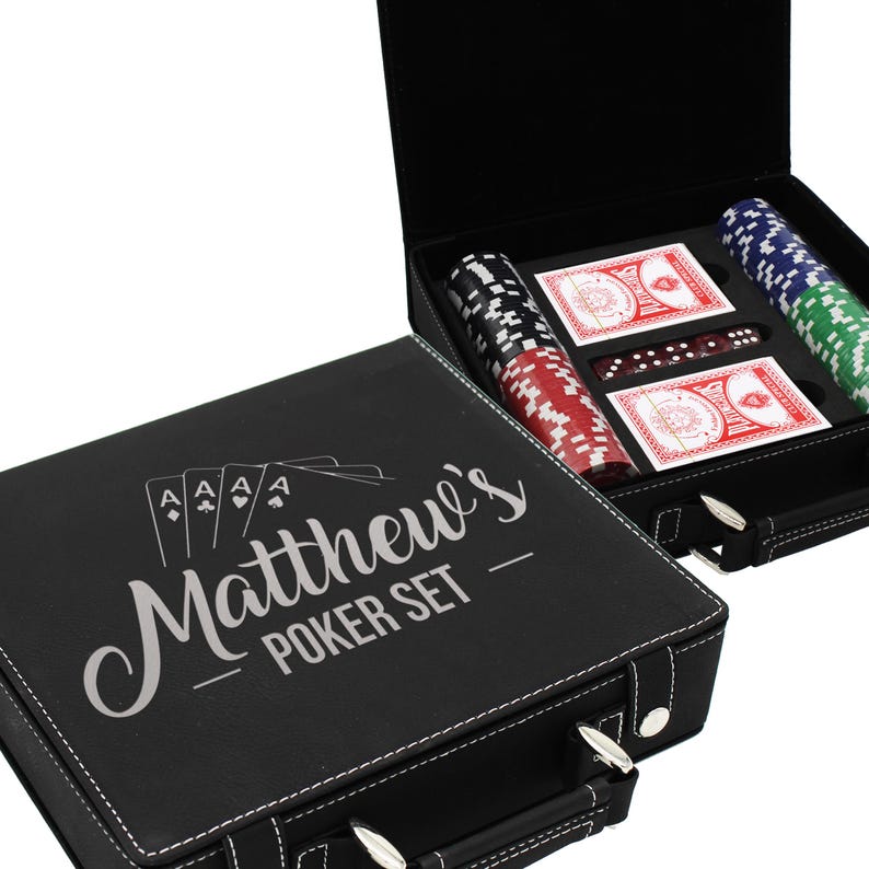 Puede incluir: Juego de p&oacute;quer negro con costuras blancas, con el texto "Matthew's Poker Set". El juego incluye fichas de p&oacute;quer en rojo, negro, verde y azul, dos barajas de cartas y dados. El estuche tiene un asa y cierres met&aacute;licos.