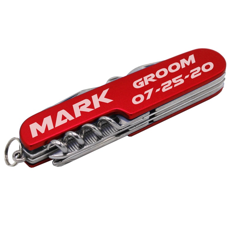 Puede incluir: Cuchillo de bolsillo rojo con una inscripci&oacute;n blanca que dice "MARK GROOM 07-25-20".