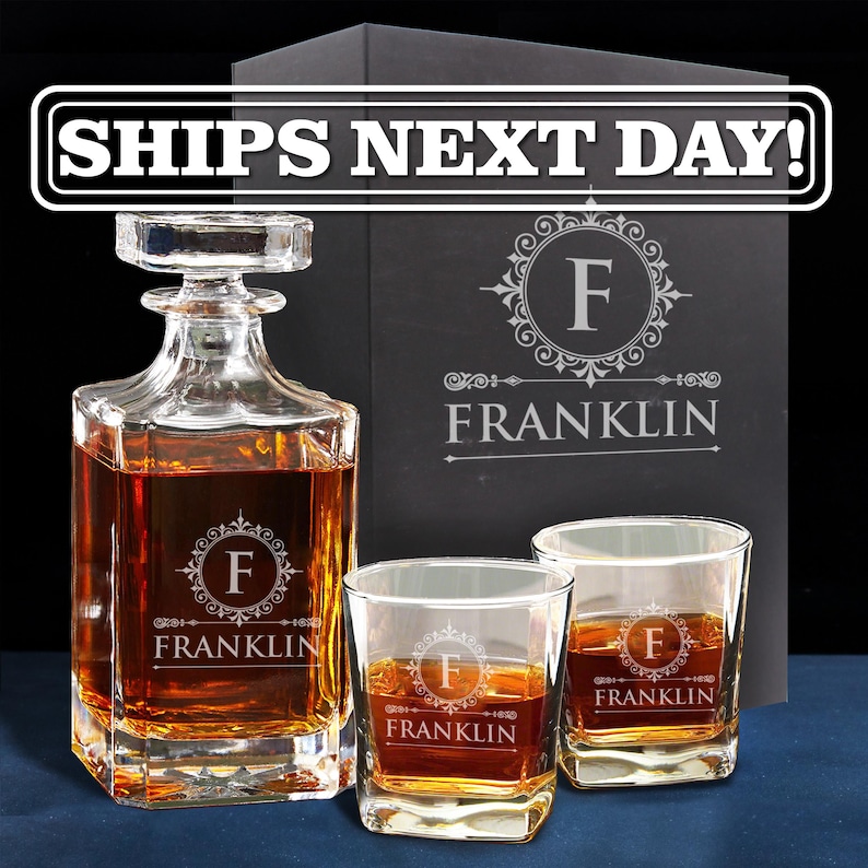 Peut inclure: Une carafe en verre transparent et deux verres &agrave; whisky assortis, chacun grav&eacute; d'un embl&egrave;me circulaire d&eacute;coratif contenant la lettre F et le nom FRANKLIN. L'ensemble est pr&eacute;sent&eacute; devant une bo&icirc;te noire arborant le m&ecirc;me motif grav&eacute;.