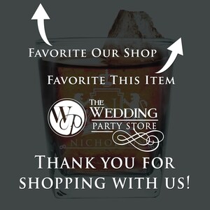 Peut inclure: Un verre en verre transparent contenant un liquide brun. Le verre porte un logo blanc qui dit "The Wedding Party Store" avec un blason et les lettres "WP" dans un cercle. Le texte "Thank You For Shopping With Us!" est imprim&eacute; sous le logo. Deux fl&egrave;ches blanches pointent vers le verre, avec le texte "Favorite Our Shop" et "Favorite This Item" au-dessus des fl&egrave;ches.