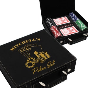 Puede incluir: Juego de p&oacute;quer de cuero negro con letras doradas que dicen "Mitchell's Poker Set". El juego incluye fichas de p&oacute;quer rojas, negras, verdes y azules, naipes y dados. El juego est&aacute; en un estuche negro con asa.