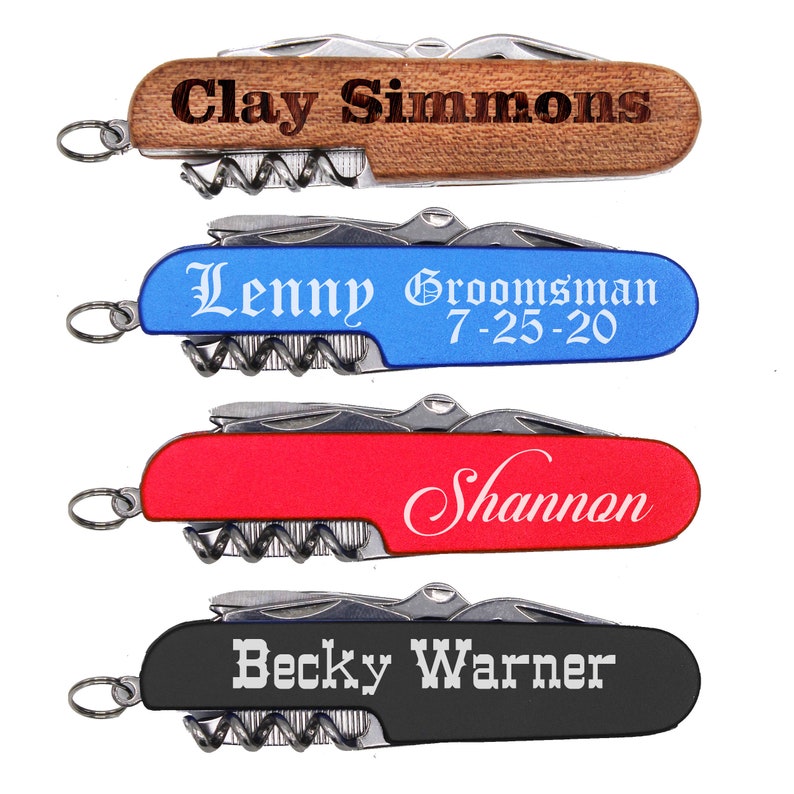 Puede incluir: Cuatro navajas de bolsillo multiherramienta personalizadas con mangos de diferentes colores. La navaja superior tiene un mango de madera con el nombre "Clay Simmons" grabado en &eacute;l. La segunda navaja tiene un mango azul con el nombre "Lenny Groomman 7-25-20" grabado en &eacute;l. La tercera navaja tiene un mango rojo con el nombre "Shannon" grabado en &eacute;l. La navaja inferior tiene un mango negro con el nombre "Becky Warner" grabado en &eacute;l.