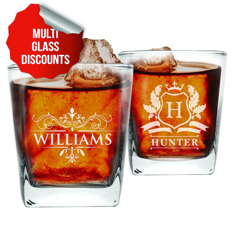 Op de afbeelding: Twee heldere glazen tumblers met een gepersonaliseerd ontwerp. De tumbler aan de linkerkant heeft de naam "WILLIAMS" erop gegraveerd. De tumbler aan de rechterkant heeft een wapenschild met de letter "H" en de naam "HUNTER" erop gegraveerd.