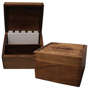 Puede incluir: Una caja de recetas de madera marr&oacute;n oscuro con juntas de dedos visibles en las esquinas. Una caja est&aacute; abierta, revelando divisores blancos con pesta&ntilde;as en el interior. La otra est&aacute; cerrada, con un grabado l&aacute;ser Franklin Family Recipes.