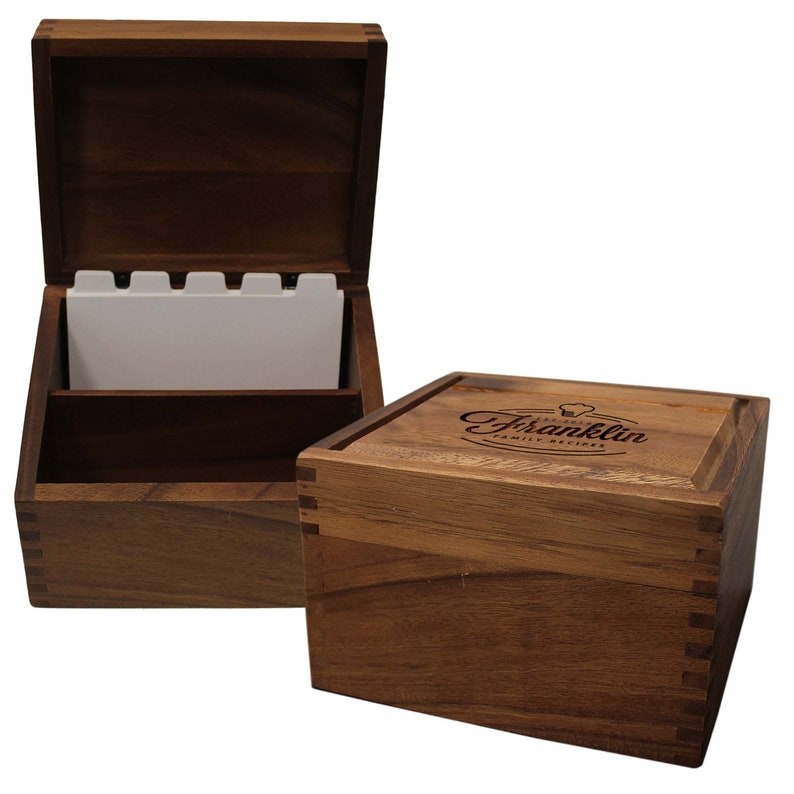 Puede incluir: Una caja de recetas de madera marr&oacute;n oscuro con juntas de dedos visibles en las esquinas. Una caja est&aacute; abierta, revelando divisores blancos con pesta&ntilde;as en el interior. La otra est&aacute; cerrada, con un grabado l&aacute;ser Franklin Family Recipes.