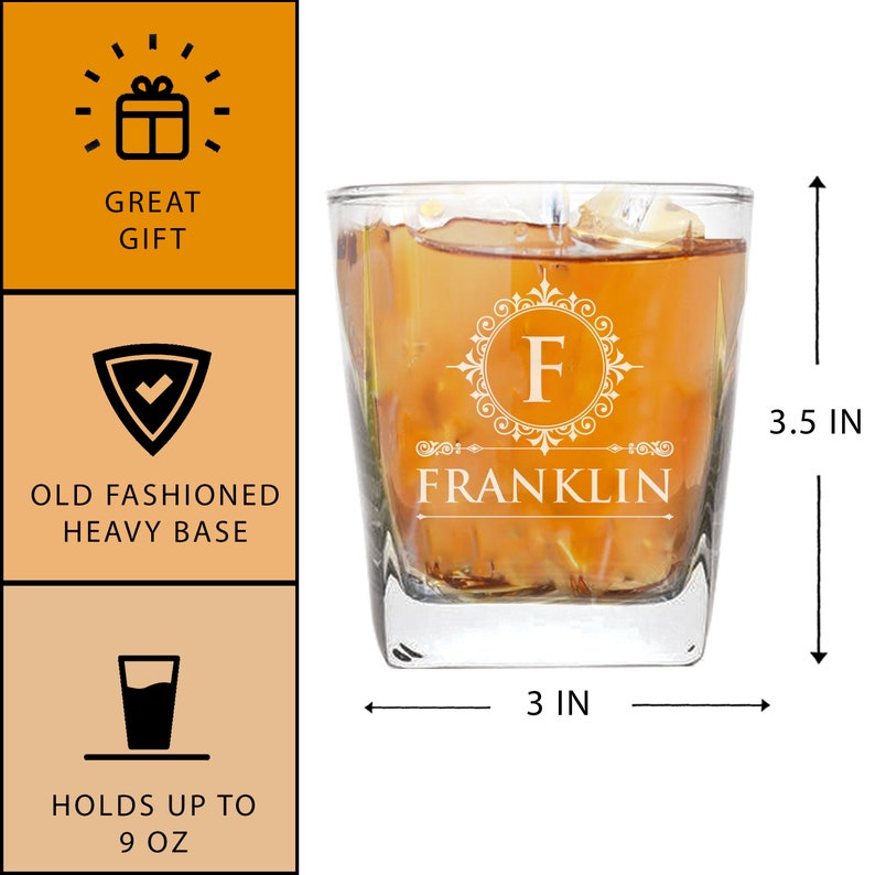 Op de afbeelding: Een gepersonaliseerd old fashioned glas met een zware bodem. Het glas is 3 inch breed en 3,5 inch hoog. Het heeft een gegraveerde initial "F" in een decoratief kader met de naam "FRANKLIN" eronder. Het glas is gevuld met een bruine vloeistof en ijsblokjes.