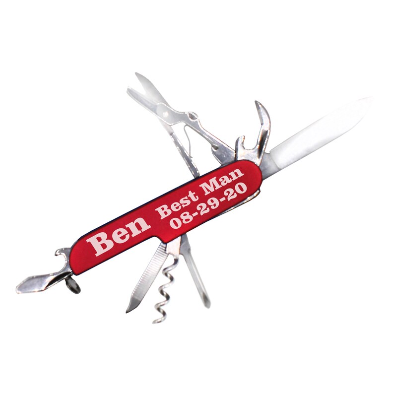 Puede incluir: Un cuchillo multiusos de bolsillo rojo con una inscripci&oacute;n blanca que dice "Ben Best Man 08-29-20".