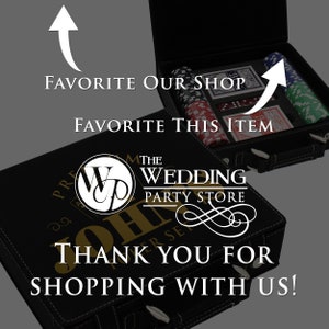 Puede incluir: Malet&iacute;n de juego de p&oacute;quer de cuero negro con letras doradas y el texto "JOHN" y "PREMIUM POKER SET". El malet&iacute;n est&aacute; abierto, revelando fichas de p&oacute;quer, dados y naipes. El texto "THANK YOU FOR SHOPPING WITH US!"