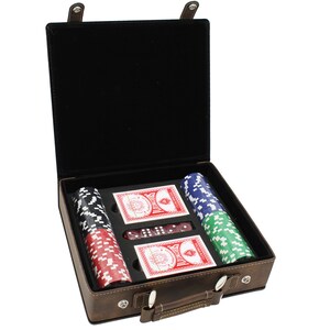 Puede incluir: Un estuche de juego de p&oacute;quer de cuero sint&eacute;tico marr&oacute;n, abierto para revelar fichas de p&oacute;quer rojas, negras, azules y verdes, dos barajas de cartas y dados. El estuche tiene un interior de terciopelo negro y un asa.