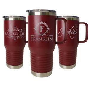 Pode incluir: Tr&ecirc;s canecas de viagem isoladas bord&ocirc; com al&ccedil;as e tampas prateadas. Cada caneca apresenta texto personalizado: "Mackenzie", "F FRANKLIN" e "Jackie". As canecas t&ecirc;m um design canelado e s&atilde;o adequadas para bebidas quentes ou frias.