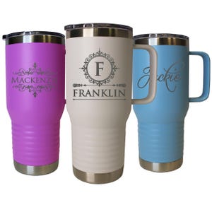 Pode incluir: Tr&ecirc;s canecas isoladas em roxo, creme e azul claro. A caneca roxa tem o nome "Mackenzie" em uma fonte decorativa. A caneca creme tem a letra "F" dentro de um desenho circular com o nome "Franklin" abaixo. A caneca azul claro tem o nome "Jackie".