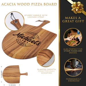 Peut inclure: Planche &agrave; pizza en bois d'acacia, 35.5 cm de diam&egrave;tre, avec une poign&eacute;e robuste et une lani&egrave;re en cuir. Comporte le texte "Michael's Pizza" et un bord inclin&eacute; pour faciliter le service. Id&eacute;al comme cadeau.