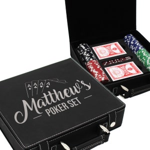 Puede incluir: Juego de p&oacute;quer negro con costuras blancas, con el texto "Matthew's POKER SET". El juego incluye fichas de p&oacute;quer rojas, negras, verdes y azules, dos barajas de cartas y dados. El estuche tiene un asa y un cierre.