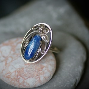 Kyanite silver ring,  witchcraft ring, gemstone geometric jewelry, witchkraft magick stone, floral witch ring, sterling silver