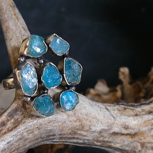 Silver ring with raw blue apatite, silver 925, witch jewelry, cocktail ring, rough apatite ring, blue birthstone ring, apatite jewelry.
