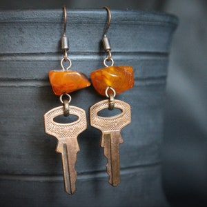 Joyería de brujas, pendientes de llaves electroformadas, joyería talismán, electroformulario de cobre, joyería única, ámbar natural