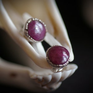 Peut inclure: Une paire de boucles d'oreilles en argent avec des pierres de rubis roses serties dans un sertissage à bélière.