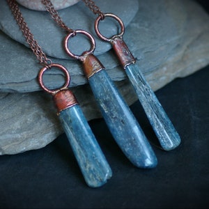 Blauer polierter Kyanit Anhänger Kette_Heilstein_Kyanit Kette_Hexen Geist_Harmonie Energie Edelstein_elektrogeformt_Kupfer plattiert
