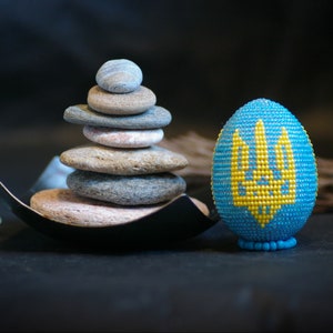 Postcard &quot;Glory to Ukraine.&quot; Easter egg with the coat of arms of Ukraine