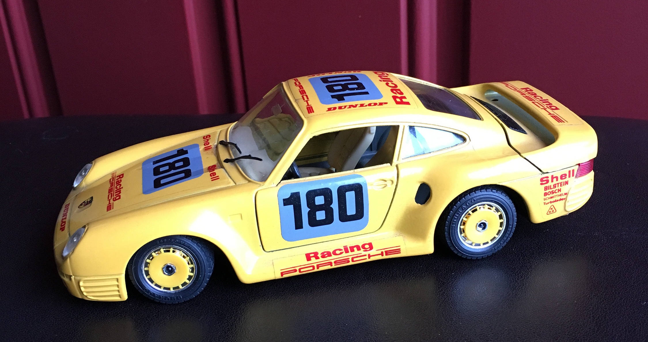 イエローのポルシェ959ダイキャストモデルカー：1/24スケールブラーゴ