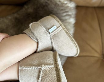 Zapatos de bebé de piel de oveja, botitas de bebé de auténtica piel de oveja, zapatos de piel para bebé, zapatillas para recién nacido, regalo para baby shower, zapatos hechos a mano para bebé