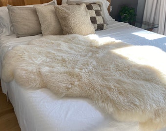 Alfombra de piel de oveja color marfil de cuatro piezas, Alfombra de piel de oveja color marfil de cuatro piezas / Manta grande de piel de oveja para cama / Alfombra de pelo suave / Decoración de dormitorio Hygge / Decoración acogedora para el hogar