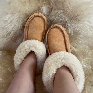 Women&#39;s White Fur Sheepskin Slippers, Soft Sheepskin Slippers for Women, Genuine Sheepskin Slippers, Warm and Comfy Women Sheepskin slippers