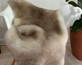 Piel de oveja de pelo corto marrón grisáceo, piel de oveja marrón grisáceo auténtica, piel de oveja de lana corta natural, piel de oveja marrón grisáceo de pelo corto