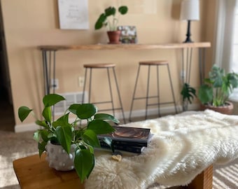 Alfombra de auténtica piel de oveja en color marfil / Manta de piel de cordero natural para sofá, cama o suelo / Suave detalle de lana para una decoración acogedora del hogar