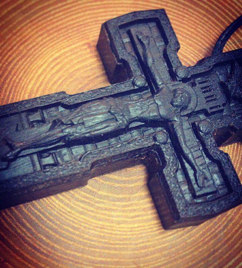 крест православный деревянный. вырезать крест. деревянный резной крест. крест вырезанный из дерева. крест из дерева.